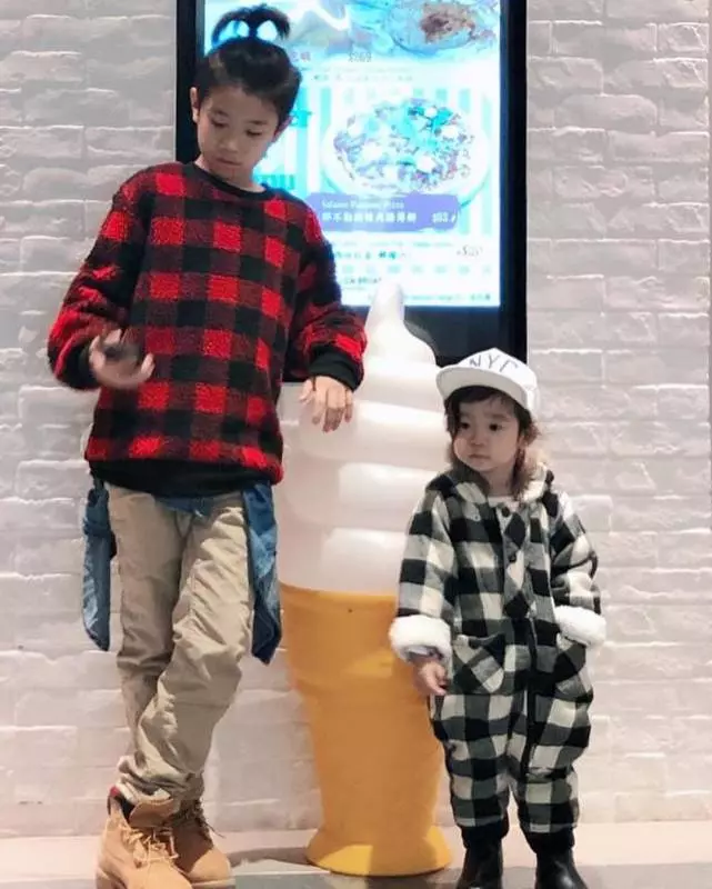 Cute到想咬一口!張繼聰大曬一家四口全家福,2歲女兒比V勁可愛,網友:樣子似足爸爸