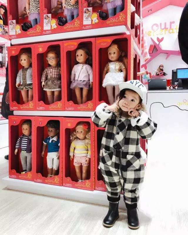 Cute到想咬一口!張繼聰大曬一家四口全家福,2歲女兒比V勁可愛,網友:樣子似足爸爸