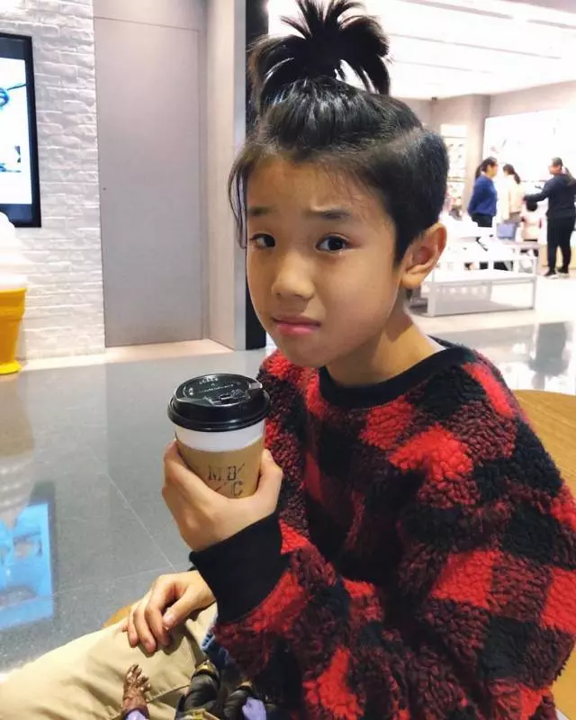 Cute到想咬一口!張繼聰大曬一家四口全家福,2歲女兒比V勁可愛,網友:樣子似足爸爸
