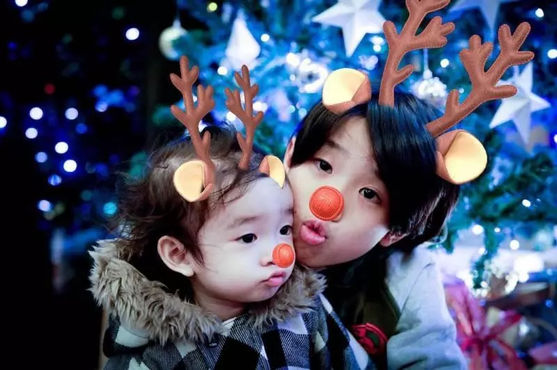 Cute到想咬一口!張繼聰大曬一家四口全家福,2歲女兒比V勁可愛,網友:樣子似足爸爸