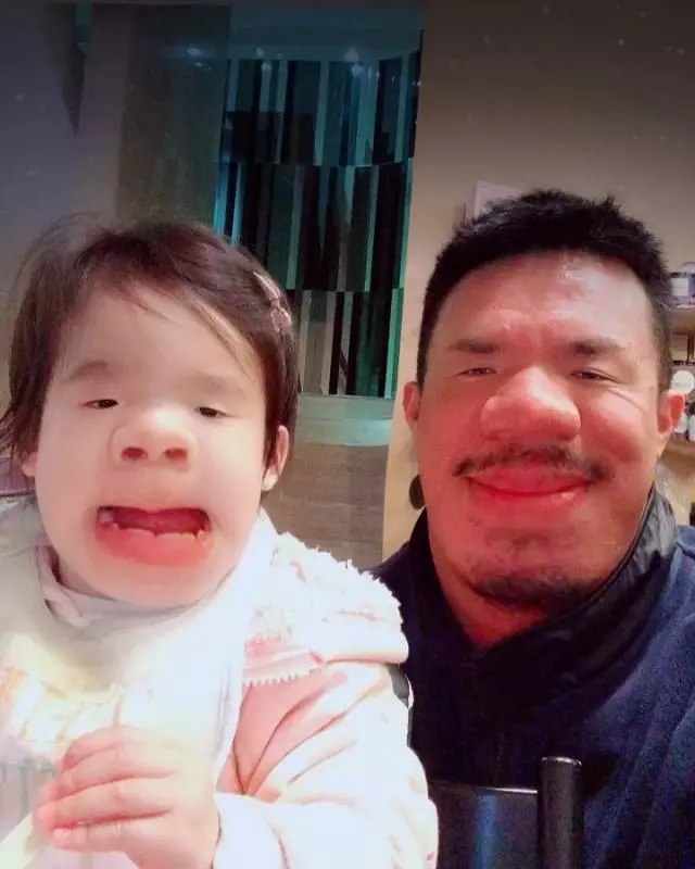 Cute到想咬一口!張繼聰大曬一家四口全家福,2歲女兒比V勁可愛,網友:樣子似足爸爸