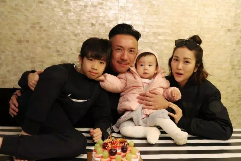 Cute到想咬一口!張繼聰大曬一家四口全家福,2歲女兒比V勁可愛,網友:樣子似足爸爸