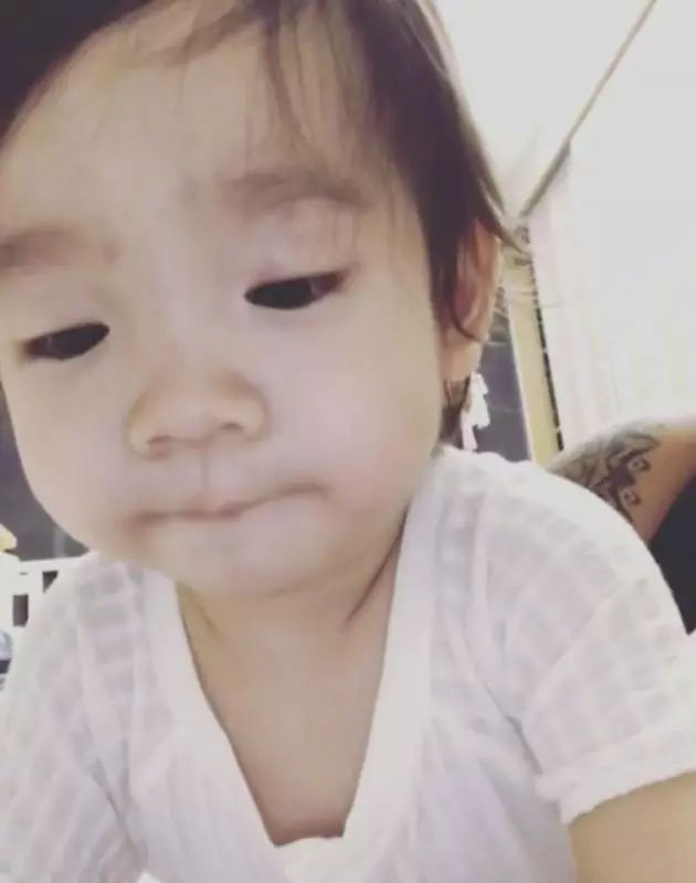 Cute到想咬一口!張繼聰大曬一家四口全家福,2歲女兒比V勁可愛,網友:樣子似足爸爸