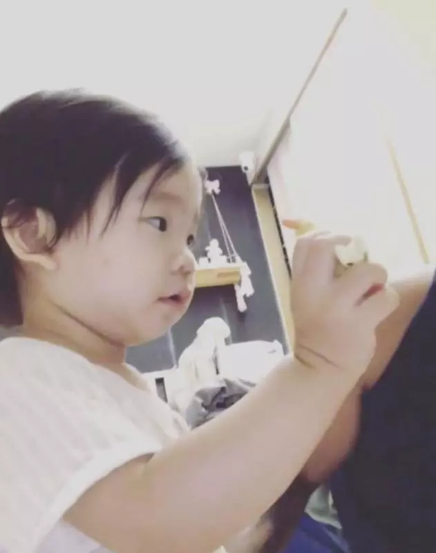 Cute到想咬一口!張繼聰大曬一家四口全家福,2歲女兒比V勁可愛,網友:樣子似足爸爸
