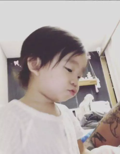 Cute到想咬一口!張繼聰大曬一家四口全家福,2歲女兒比V勁可愛,網友:樣子似足爸爸