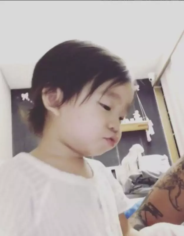 Cute到想咬一口!張繼聰大曬一家四口全家福,2歲女兒比V勁可愛,網友:樣子似足爸爸