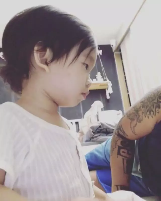 Cute到想咬一口!張繼聰大曬一家四口全家福,2歲女兒比V勁可愛,網友:樣子似足爸爸
