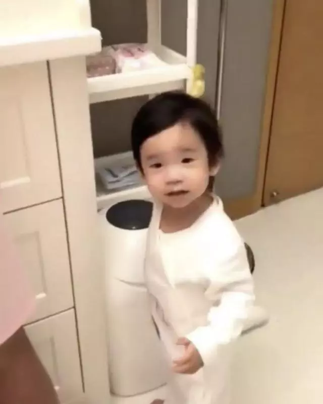 Cute到想咬一口!張繼聰大曬一家四口全家福,2歲女兒比V勁可愛,網友:樣子似足爸爸