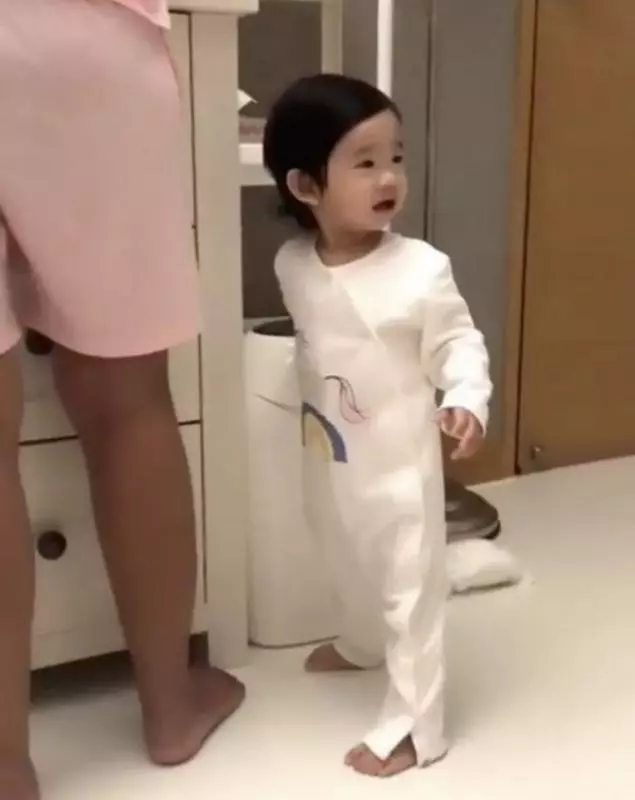Cute到想咬一口!張繼聰大曬一家四口全家福,2歲女兒比V勁可愛,網友:樣子似足爸爸
