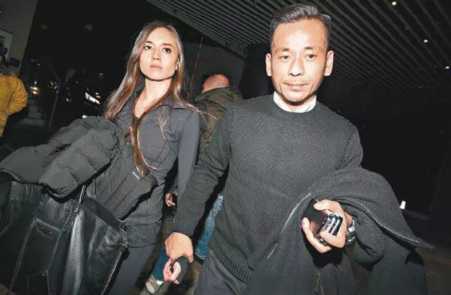 洗米華「浪子回頭」與正宮一家人歡樂游歐洲,將小三Mandy留在英國獨守空房… 網友:抵死!