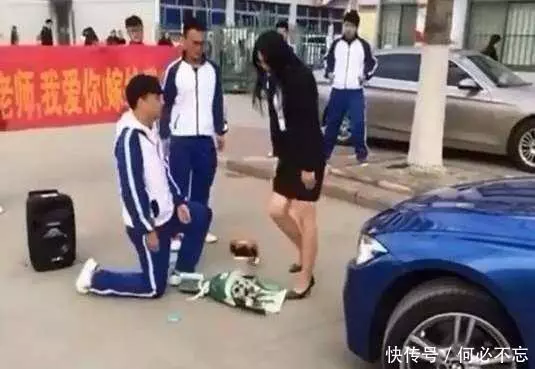 高中生公開求愛女老師, 女老師摔鮮花、踢音響、不理戒指, 氣得大哭!