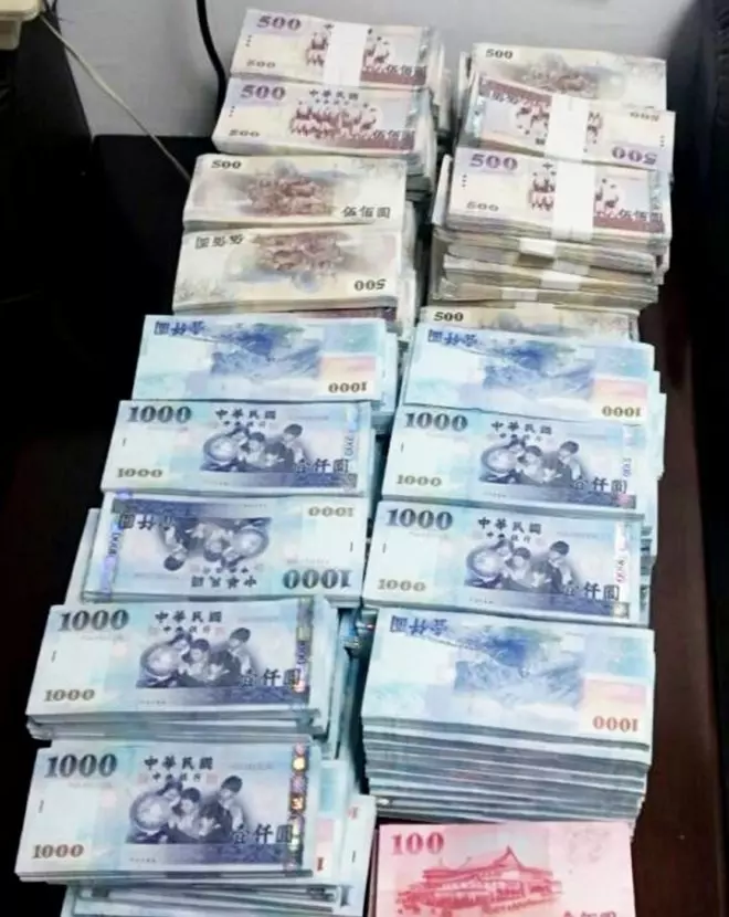 父親留下千萬財產,弟弟只要十萬,哥哥大喜回家訴說,妻子的話讓他淚流滿面!
