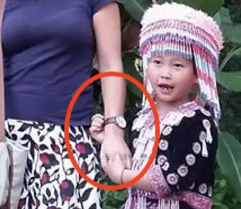 這個女子在泰國度假時,跟當地的民族兒童拍了一張合照!回家後她才發現自己竟拍下了「人性最醜惡的一面」!