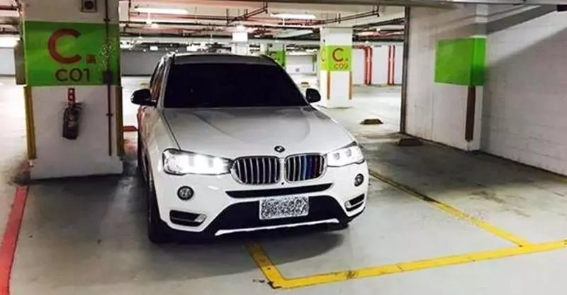 他停車「超出半截停車格」被老婆笑技術差,沒想到其他網友看完竟大讚「這才是真正會停車」!