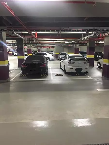 他停車「超出半截停車格」被老婆笑技術差,沒想到其他網友看完竟大讚「這才是真正會停車」!