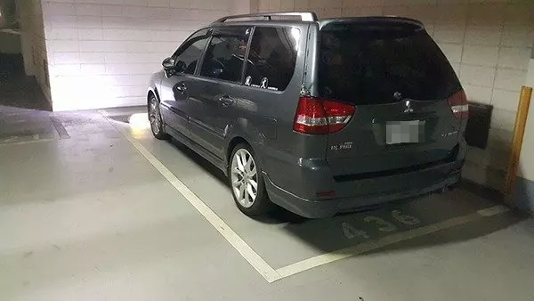 他停車「超出半截停車格」被老婆笑技術差,沒想到其他網友看完竟大讚「這才是真正會停車」!