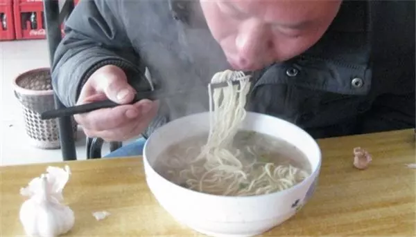 失智老人在她的麵攤吃別人吃剩的麵,她不但沒有趕走他,還給他一碗新的麵,沒想到卻因此改變自己的一生…