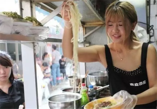 失智老人在她的麵攤吃別人吃剩的麵,她不但沒有趕走他,還給他一碗新的麵,沒想到卻因此改變自己的一生…
