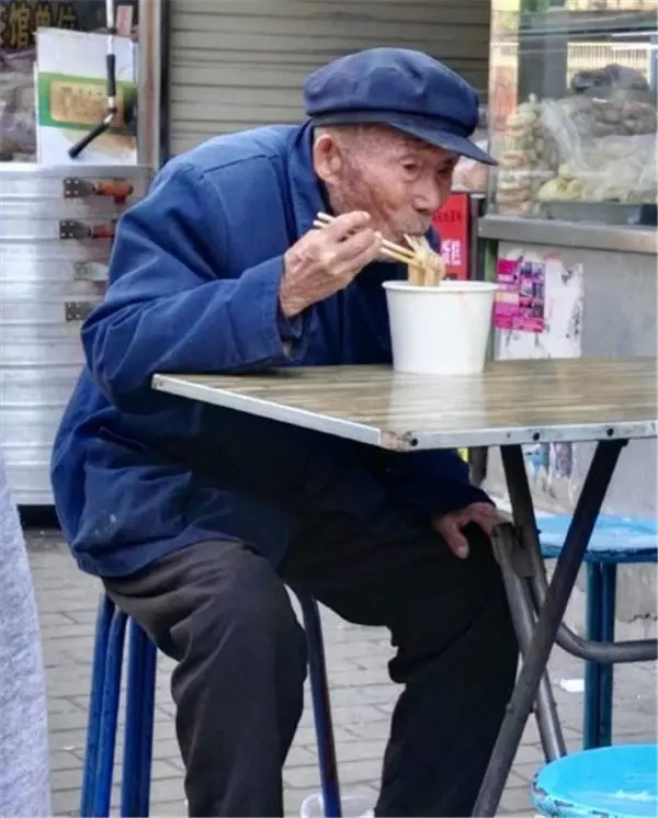 失智老人在她的麵攤吃別人吃剩的麵,她不但沒有趕走他,還給他一碗新的麵,沒想到卻因此改變自己的一生…