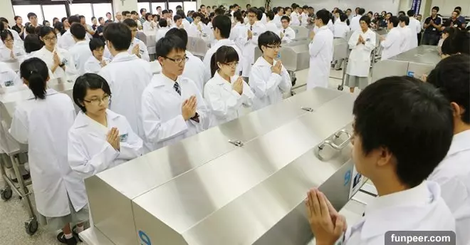 女大生「第一次洗大體老師」太震撼忍不住淚崩!她:「老師一直擦不乾」超悲傷。