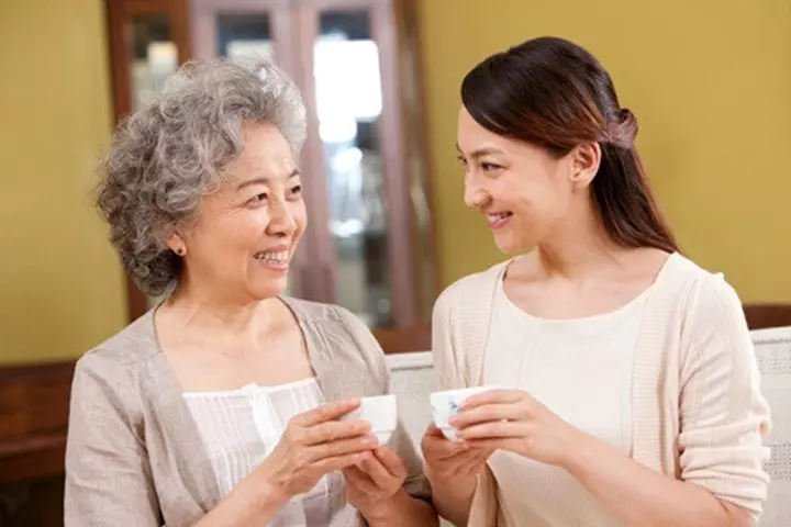 雙胞胎女嬰一出生竟「麵帶笑容」,婆婆直接「搶過孩子」打了一巴掌,沒想到醫生誇「打得好」!