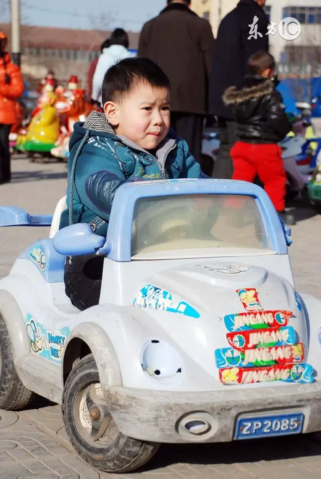 侄子生日我送了一個玩具小汽車,嫂子當我面給踩壞了