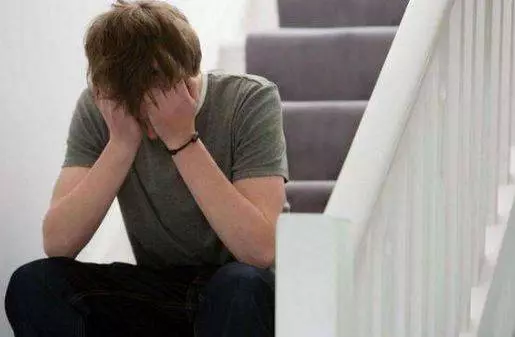男子娶四十歲大媽,婚後第二天大媽卻賴床,男子揭開被單...興奮大喊:撿到寶了!