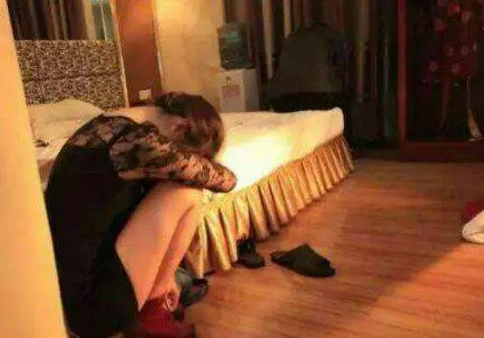 男子娶四十歲大媽,婚後第二天大媽卻賴床,男子揭開被單...興奮大喊:撿到寶了!
