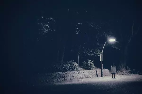 畢典前晚慘死!7室友目睹「無常拖走高三男」 驚醒一瞥…畢業胸花躺地