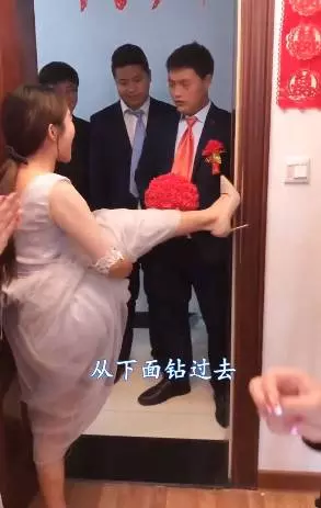 新郎接親時遭伴娘提出「胯下之辱」,伴郎反應意外了,網友:機智! - 佛緣福報