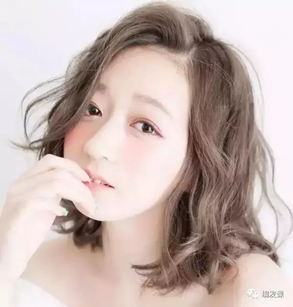 她是「美國鄧紫棋」11年來不剪髮還不斷染髮,結果「一撥開頭髮那瞬間」網友全都停止呼吸!...