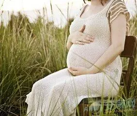 懷孕女兒結婚,婆婆各種挖苦,媽媽拿出一張紙,全場蒙了