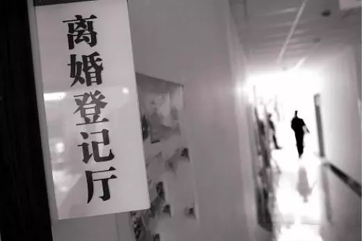 我借20萬給繼子買車,無意聽到老公和婆婆的對話,我才知自己好傻