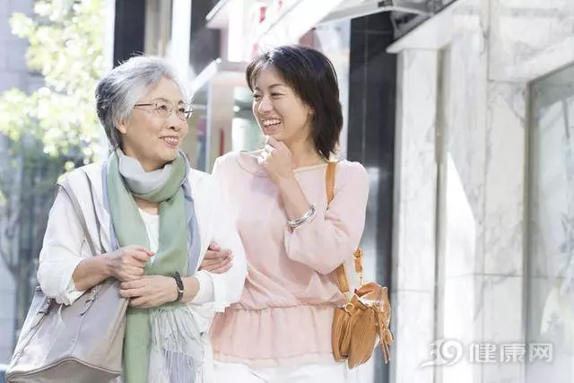 女人一過45歲,想平安度過更年期,中醫3句話要背下來