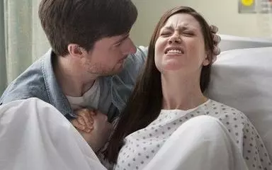 女子羊水破了,婆婆不讓生,為生下孩子,打了婆婆一巴掌
