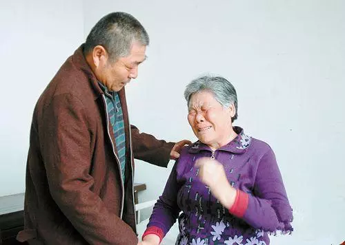 女子羊水破了,婆婆不讓生,為生下孩子,打了婆婆一巴掌