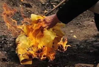 故事:棄嬰夢到養母要衣服,燒了衣服還是做夢,到墳前守靈明白了