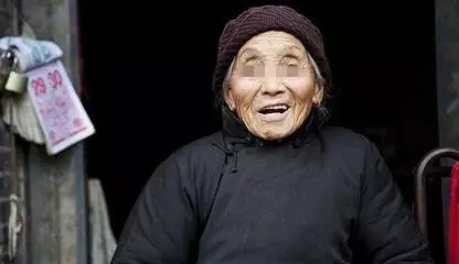 大年28老人進城看孫子,兒媳將老人推倒在地,不讓進家門