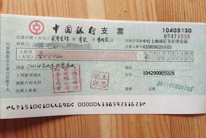 老闆2婚,門衛大爺含淚將1月生活費隨禮,打開回禮蒙了