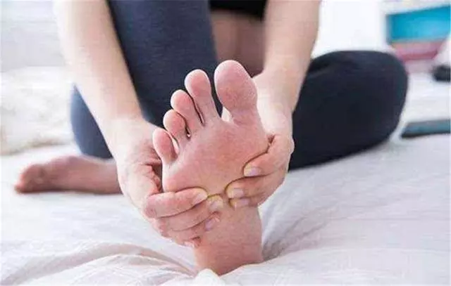 血糖高不高,看腳就知道,出現這3種感覺,一定要當心