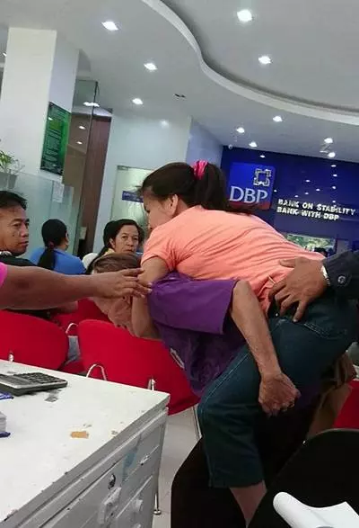 白發老母親堅持背30歲女兒出門,「女兒3歲癱瘓,害怕女兒獨自在家被欺負」