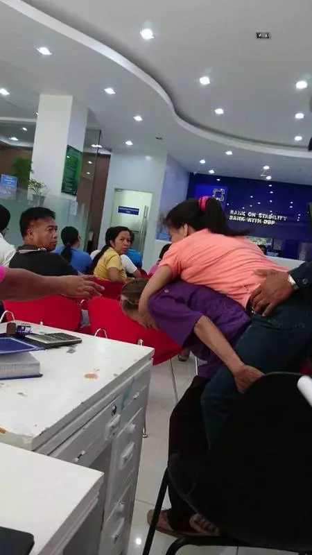 白發老母親堅持背30歲女兒出門,「女兒3歲癱瘓,害怕女兒獨自在家被欺負」