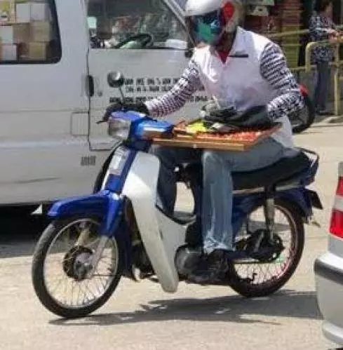 現眼報?劫匪劫殺騎士奪車,回家後妻子質問:「為何騎兒子的車回來?」