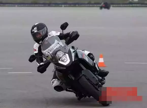 現眼報?劫匪劫殺騎士奪車,回家後妻子質問:「為何騎兒子的車回來?」