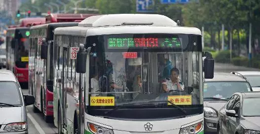 情侶巴士上忘情擁吻咬破嘴唇,兩人找巴士車長索賠,說出來的話驚呆其餘乘客!