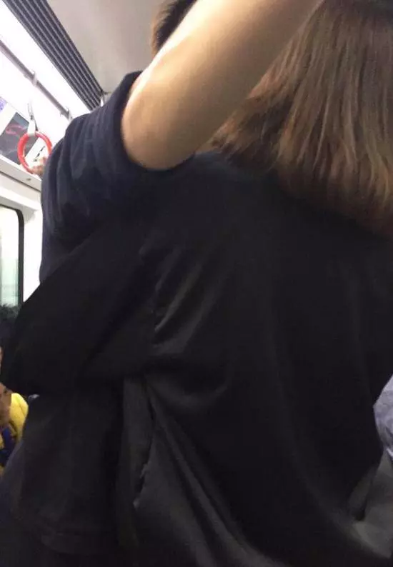情侶巴士上忘情擁吻咬破嘴唇,兩人找巴士車長索賠,說出來的話驚呆其餘乘客!