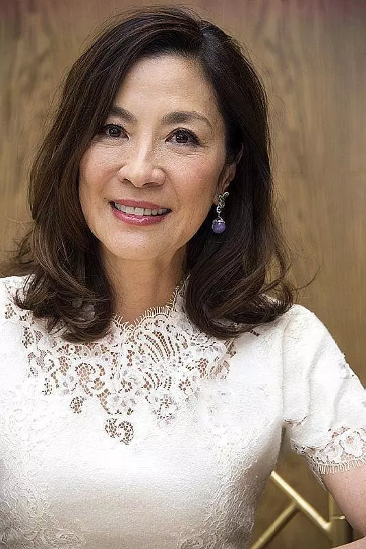 56歲楊紫瓊優雅老去,雖眼紋皺紋明顯,穿衣搭配卻盡顯品味