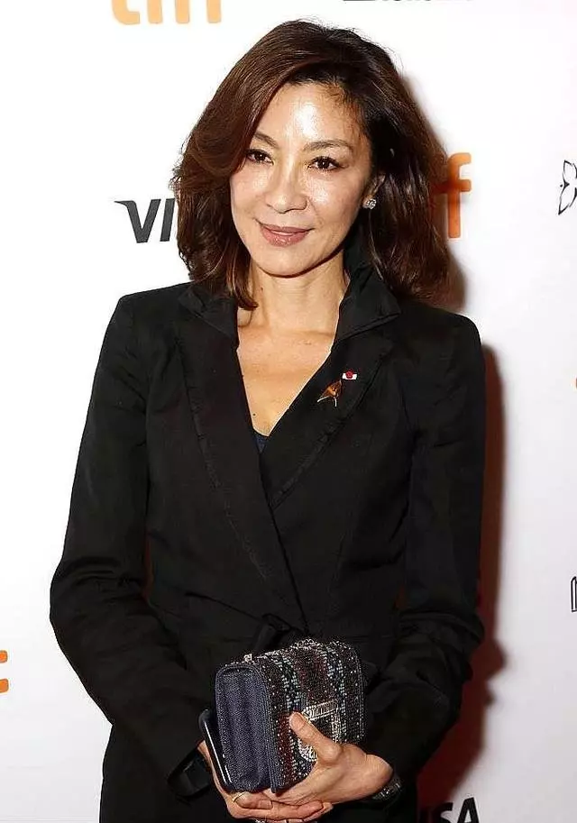 56歲楊紫瓊優雅老去,雖眼紋皺紋明顯,穿衣搭配卻盡顯品味