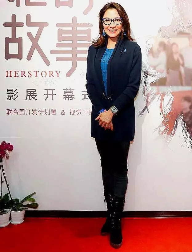 56歲楊紫瓊優雅老去,雖眼紋皺紋明顯,穿衣搭配卻盡顯品味
