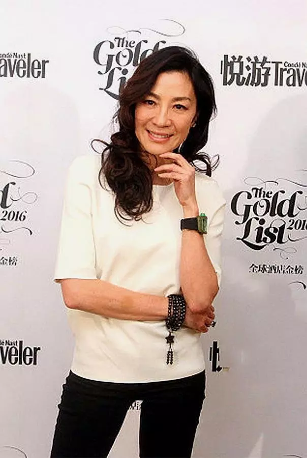 56歲楊紫瓊優雅老去,雖眼紋皺紋明顯,穿衣搭配卻盡顯品味